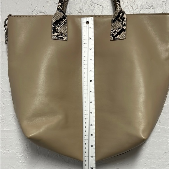 Ju-Ju-Be Tan and Black Tote with Exotic Accents Diaper Bag - Picture 5 of 10